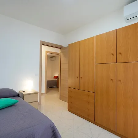 Guesthost - Silvia's With Parking - 400m From Sea Apartamento